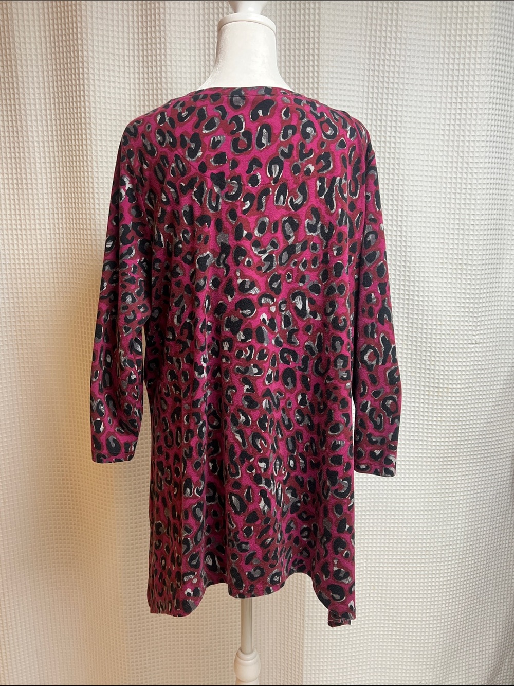 Denim&Co 1X- scoop neck tunic top with shark bite hemline. Fuchsia leopard print - Picture 8 of 10